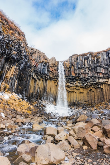 Bella cascata famosa in islanda, stagione invernale.