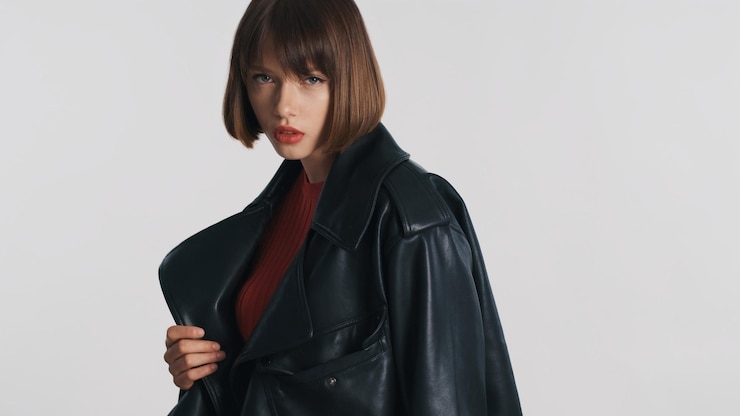 無料Photo ボブの髪と赤い唇が白い背景の上に真剣に見えるカメラでポーズをとって美しいファッションブルネットの女の子