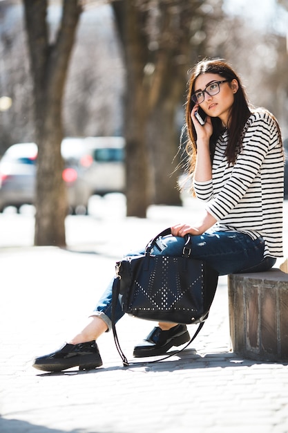 Free photo beautiful fashion model in glasses sits