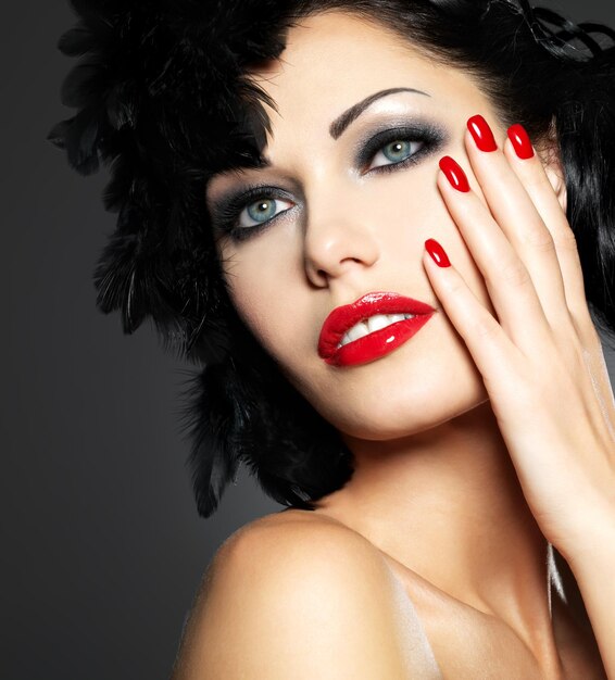 빨간 손톱, 창조적 인 헤어 스타일 및 메이크업 아름다운 패션 여자-모델 포즈