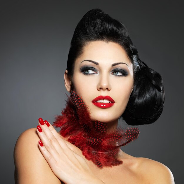 赤い爪、創造的な髪型とメイクの美しいファッション女性-モデルのポーズ