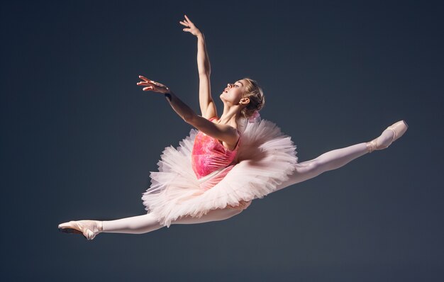회색 배경에 아름 다운 여성 발레 댄서