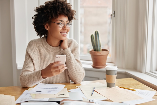 Foto gratuita bello finanziere femminile che lavora a casa