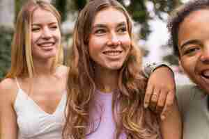 Free photo beautiful female friends spending time together close-up