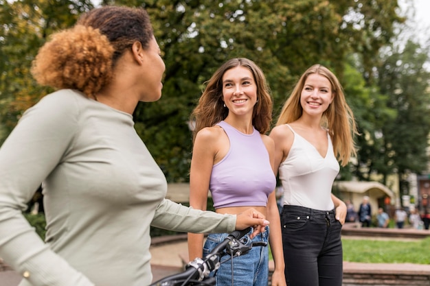 Belle amiche che camminano nel parco