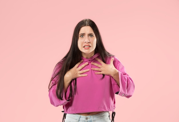 Bellissimo ritratto femminile a mezzo busto isolato su studio rosa