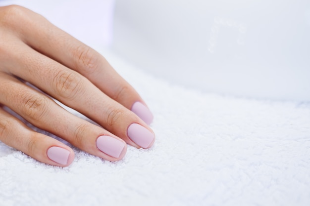 Foto gratuita belle mani femminili processo di fabbricazione di trattamento delle unghie delle dita trapano lima professionale per unghie in azione concetto di cura delle mani e di bellezza