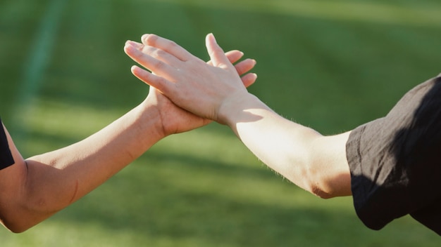 Foto gratuita belle mani femminili alte cinque