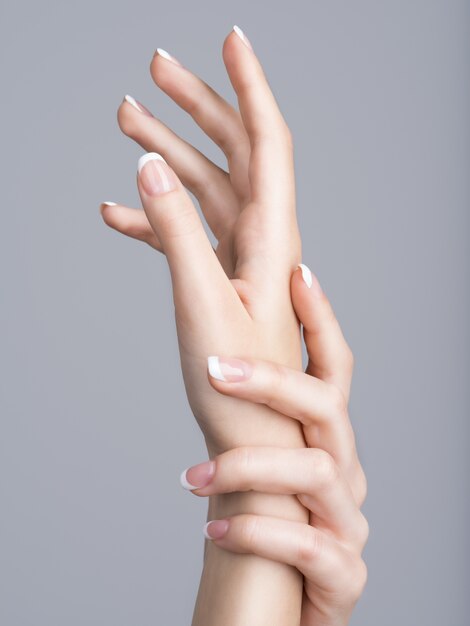 손톱에 프랑스 매니큐어와 아름 다운 여성의 손