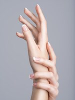 Красивые женские руки с французским маникюром на ногтях