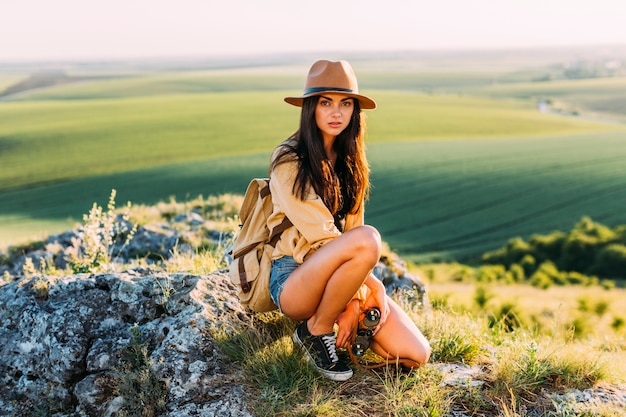 Красивая женщина hiker, создавая на рок