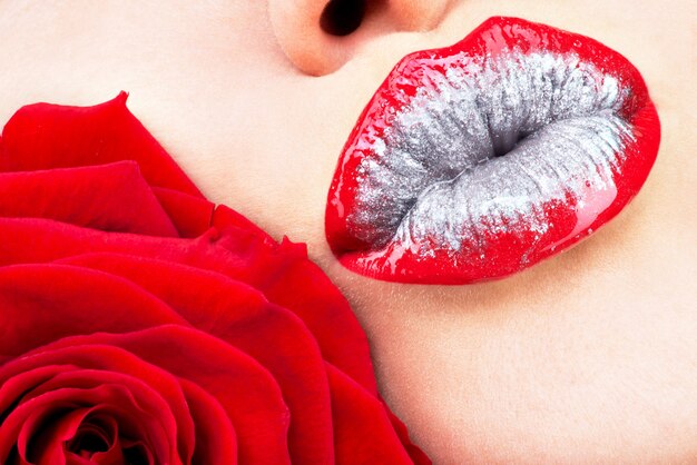 빛나는 붉은 광택 립스틱과 장미와 아름다운 여성 입술