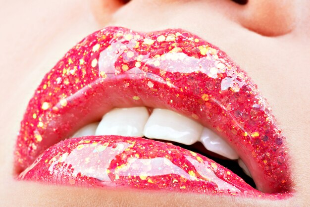 光沢のある赤い光沢の口紅と美しい女性の唇