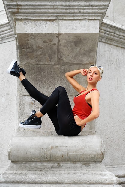 Foto gratuita bello ballerino moderno femminile che esegue all'aperto