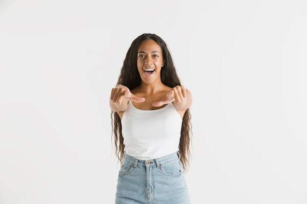 Bellissimo ritratto femminile isolato. giovane donna afro-americana emotiva con i capelli lunghi. espressione facciale, concetto di emozioni umane. indicare e scegliere,