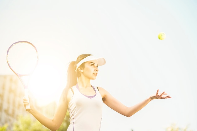Foto gratuita bella porzione di giocatore di tennis femminile