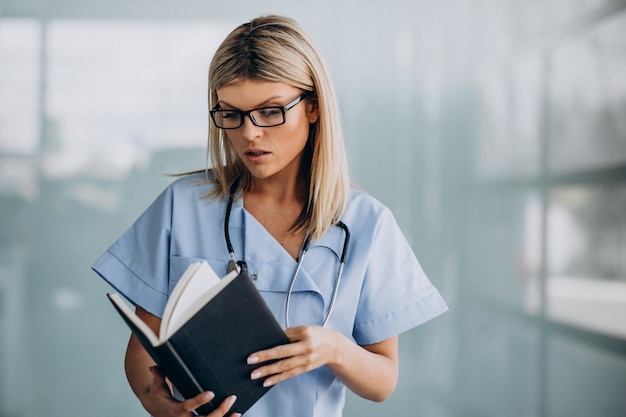 Bella terapista femmina in clinica