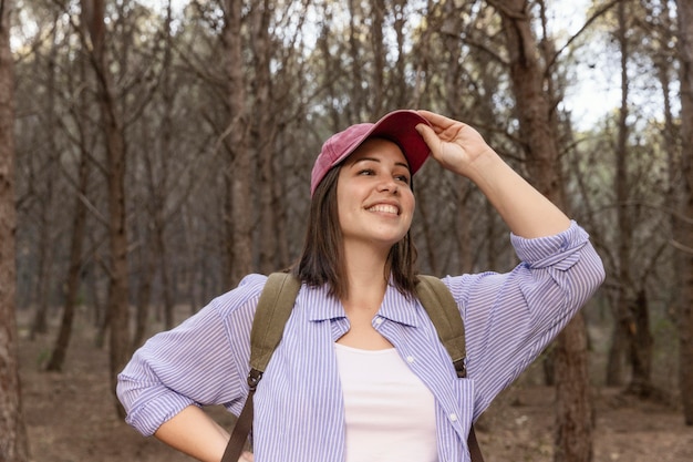 自然の中で外の美しい女性旅行者