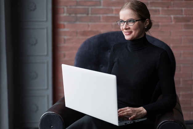 Free photo beautiful female working on laptop