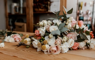 免费的照片美丽的花卉摆设在木桌上