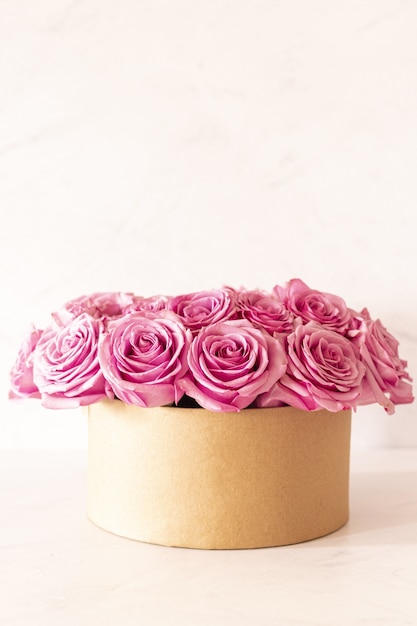 Бесплатное фото Красивый цветочный букет с розовыми розами в коробке на розовом фоне