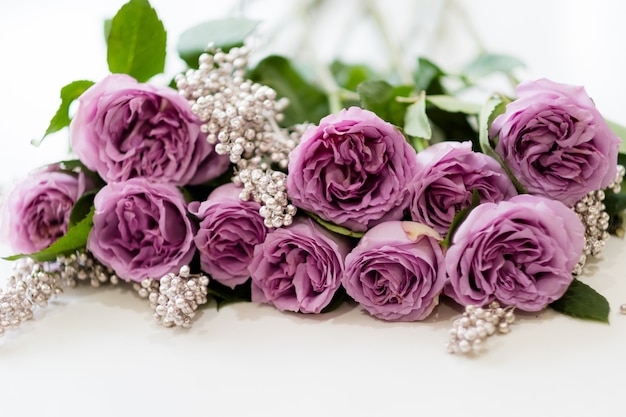 特別な日のための美しいフラワーアレンジメント。白い背景の上のピンクのバラ。母の日または3月8日の花の贈り物