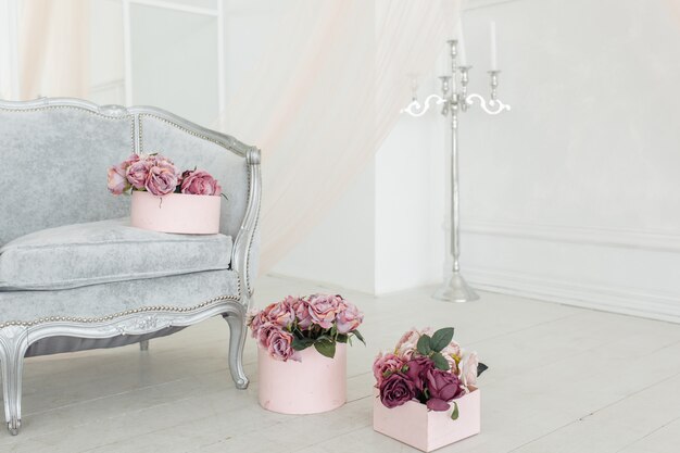美しい花ベージュピンク紫色の牡丹の花束白い部屋のピンクの箱の床に