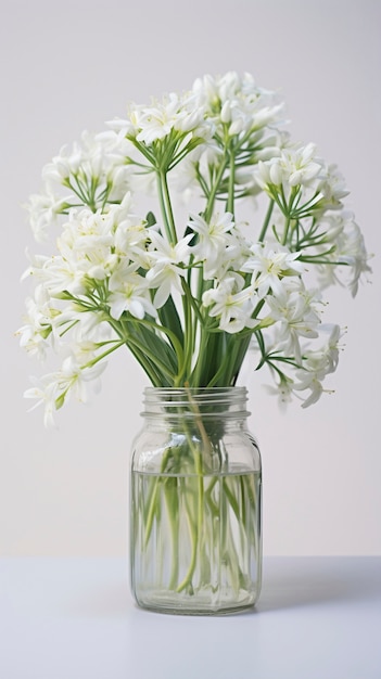 Красивая цветочная ваза в студии