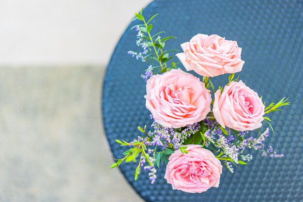 庭の景色を望むテーブルデコレーションの花瓶の美しい花