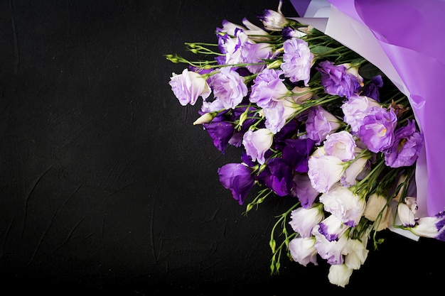 Bouquet di fiori bellissimi mix di eustoma bianco, viola e viola.