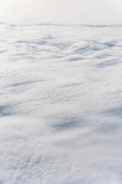 飛行機から見た美しいふわふわの雲
