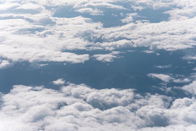 Красивые пушистые облака видно из самолета