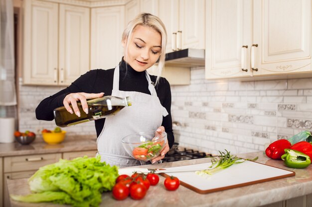 美しい料理の料理人の女性