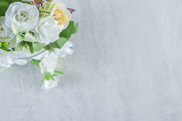 아름다운 향기 꽃과 유리, 흰색 테이블에.