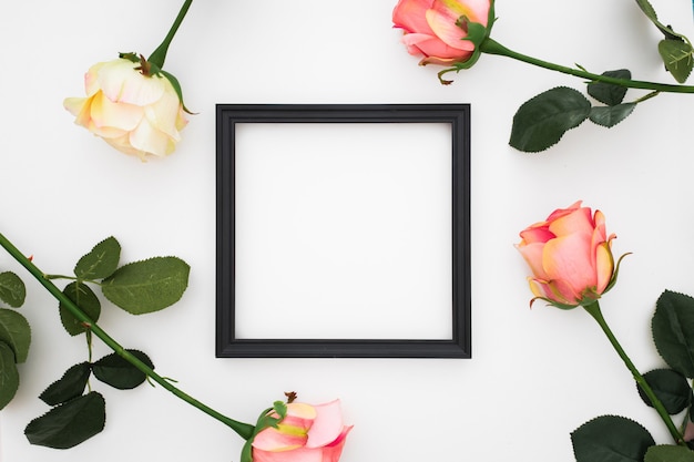 Free photo beautiful frame with roses around