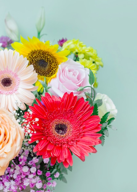 Бесплатное фото Красивый свежий букет цветов на цветном фоне