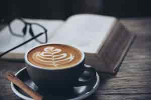 無料写真 美しい新鮮なリラックスできる朝のコーヒーカップセット