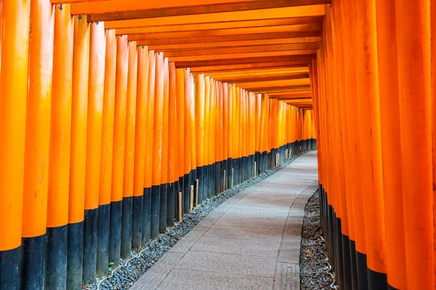 Красивый храм Фусими Инари в Киото