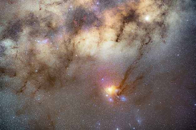 Rho Ophiuchiクラウドコンプレックスを持つ天の川の美しい銀河のコア。長時間露光写真。