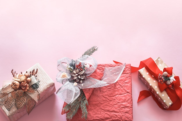 분홍색 배경에 아름 다운 선물 휴가 상자