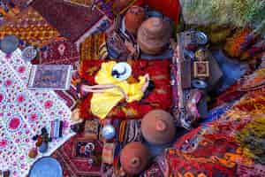 Бесплатное фото Красивая девушка в магазине традиционных ковров в городе гереме, каппадокия в турции.