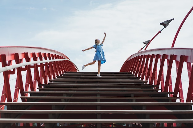 橋の上ポーズ青いドレスで美しい少女