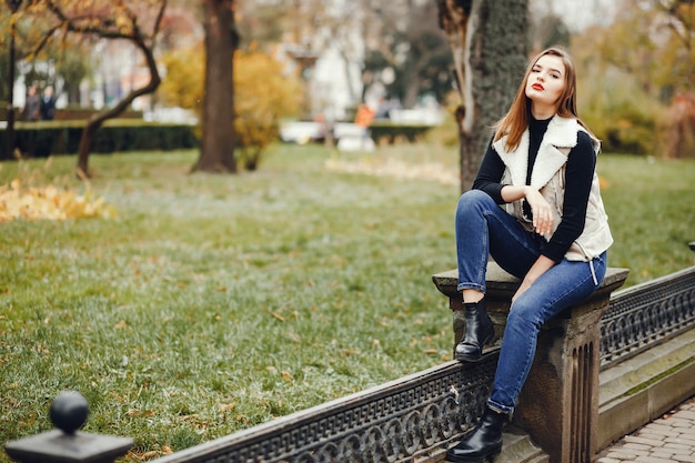 Free photo beautiful girl in the city