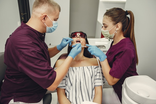 Bella ragazza in un dentista