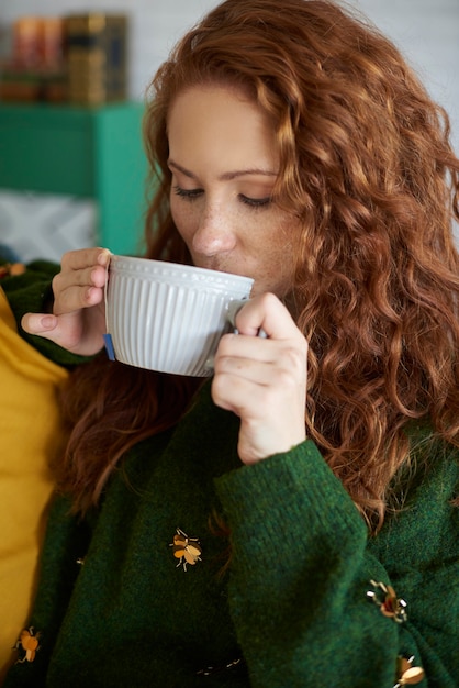 秋の朝にお茶を飲む美少女