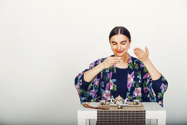 スタジオでお茶を飲む美少女