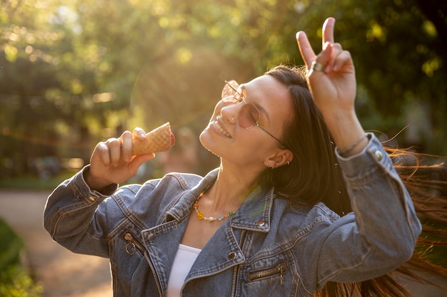 Foto gratuita bella ragazza che mangia il gelato