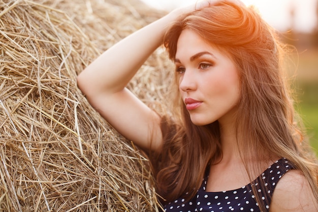 Foto gratuita bella ragazza sul campo