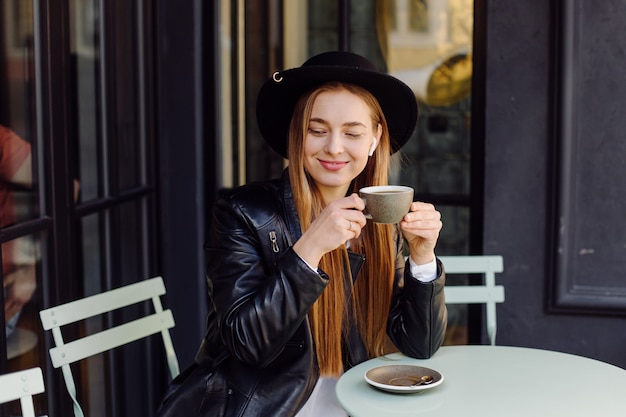 カフェでコーヒーを飲んでいる美しい少女