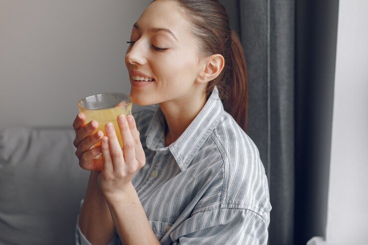 無料Photo オランヘジュースと自宅で美しい少女